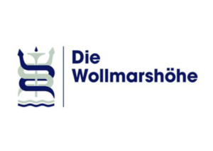 Logo der Klinik Die Wollmarshöhe, Deutschland - Partner für VR-Therapie (verwendet unsere VR Software für Expositionstherapie)