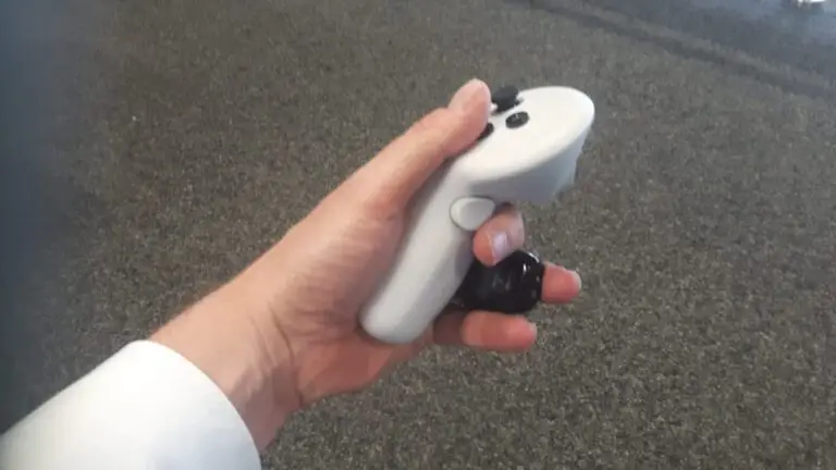 Beitrag von Biofeedback & VR Therpie: Bild wie richtig ein VR Controller gehalten wird