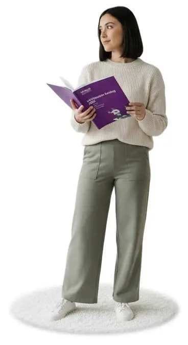 Stehende Frau mit Katalog in der Hand, VR Coach smartsystem VR Therapie