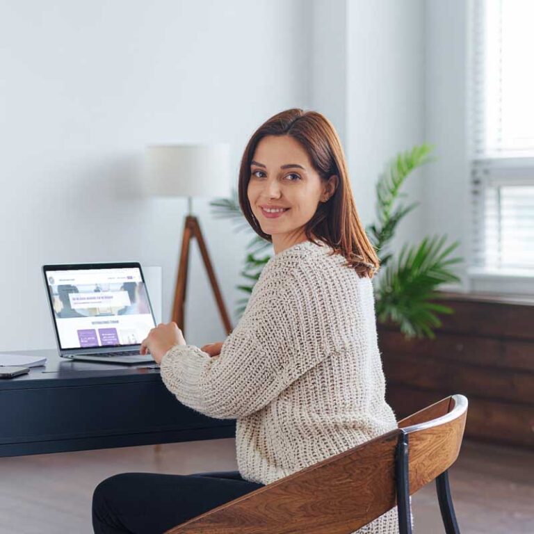 Therapeutin am Schreibtisch mit Laptop, VR Coach smartsystem VR Therapie